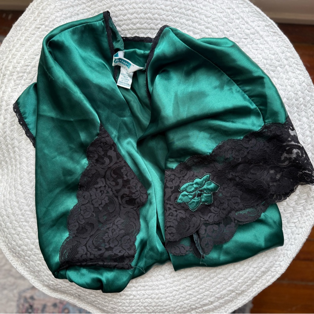 VTG emerald green satin robe / medium